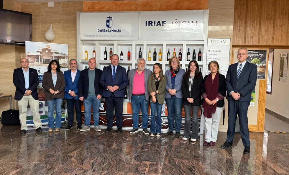 El consejero de Agricultura, Ganadería y Desarrollo Rural, Julián Martínez Lizán, preside el Consejo de Dirección del Iriaf.