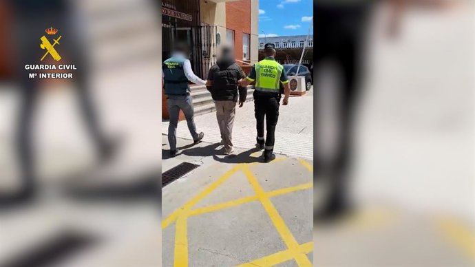 Imagen de la detención del hombre que atropelló a una mujer en Moguer y huyó del lugar.