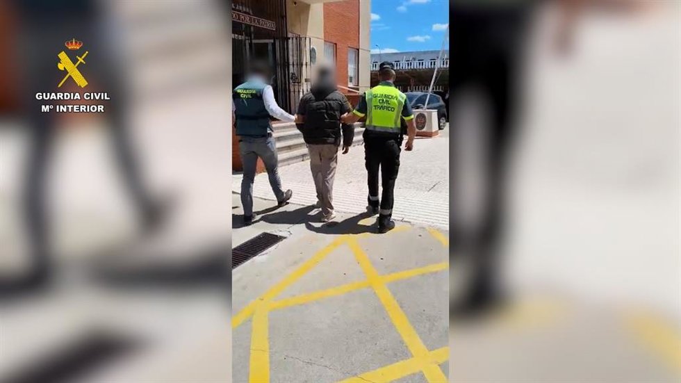 Imagen de la detención del hombre que atropelló a una mujer en Moguer y huyó del lugar.