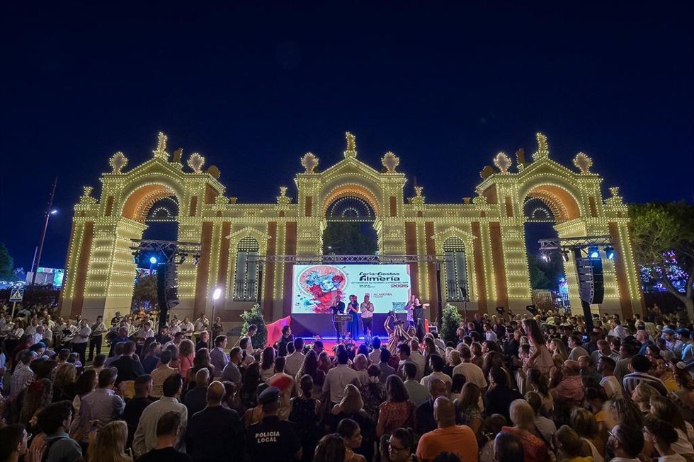 Archivo - Portada del recinto ferial de la Feria de Almería.