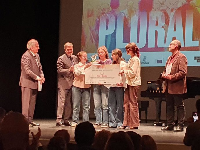 Robles y Vázquez entregan los premios a los ganadores del Concurso.