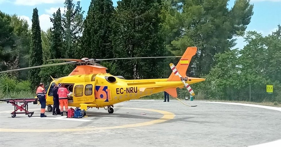 Helicóptero del 061 en la helisuperficie del 112.