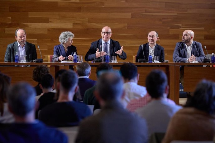 El consejero de Educación, Carlos Gimeno, participa en el acto de reconocimiento del alumnado navarro que ha destacado en competiciones matemáticas durante el curso escolar 2025-2026.
