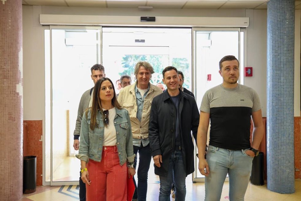 El secretario general del PSOE de Castilla y León, Carlos Martínez (segundo por la izquierda), en Villablino (León), donde ha participado en la recepción de los participantes de la Marcha Minera.