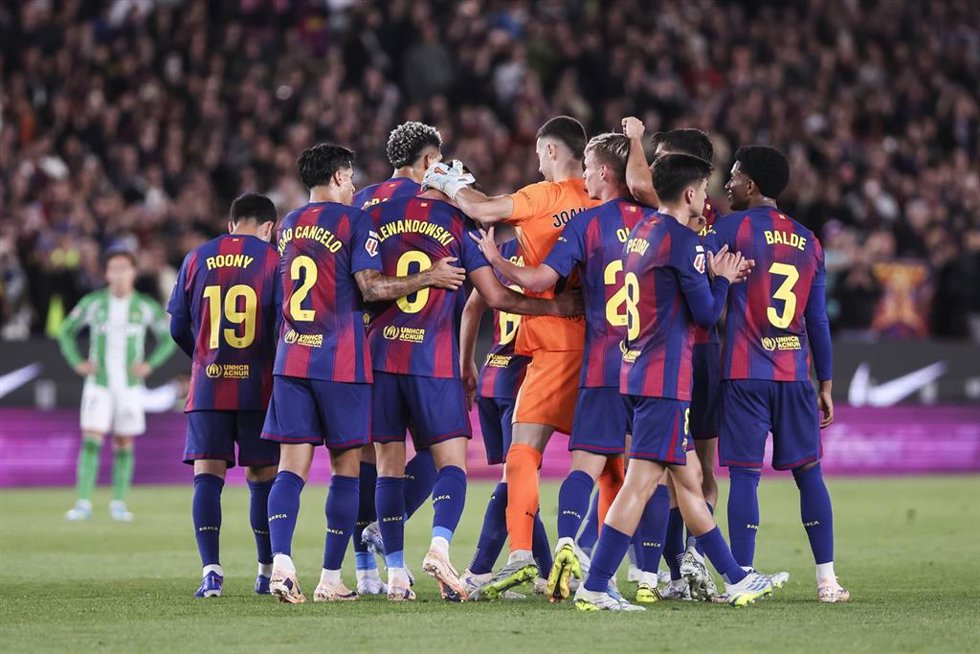 Jugadores del FC Barcelona celebran la victoria contra el Real Betis en el Spotify Camp Nou