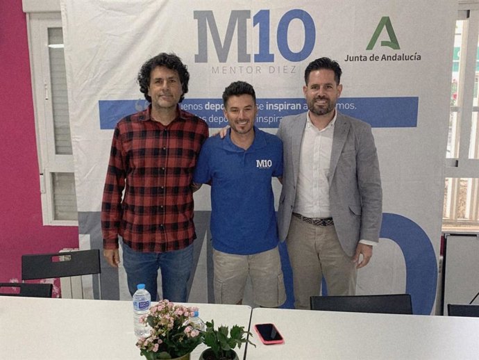 El atleta Juan Bautista Castilla 'Chamba' ha protagonizado una actividad del programa Mentor 10 de la Junta de Andalucía en el IES Montes Orientales de la que ha sido testigo el delegado de Cultura y Deporte, David Rodríguez.