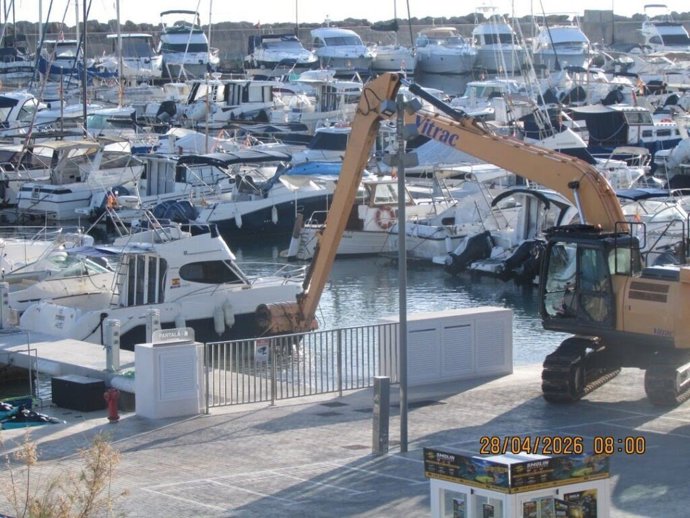 Trabajos de dragado en el puerto de Can Picafort.