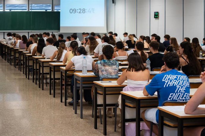 Archivo - Estudiantes de bachillerato acceden a la UPV durante una convocatoria extraordinaria de EBAU