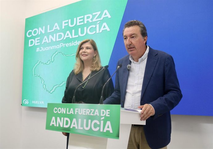 El presidente del PP de Huelva, Manuel Andrés González, acompañado por la secretaria general del PP de Huelva y coordinadora de campañ, Berta Centeno.
