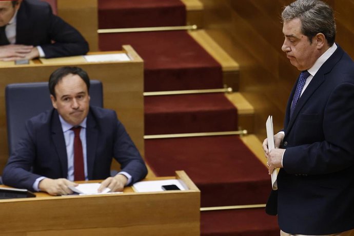 Archivo - El president de la Generalitat, Juanfran Pérez Llorca (i), y el síndic del grupo parlamentario VOX, José María Llanos (d), durante una sesión de control, en Les Corts, a 18 de febrero de 2026, en Valencia
