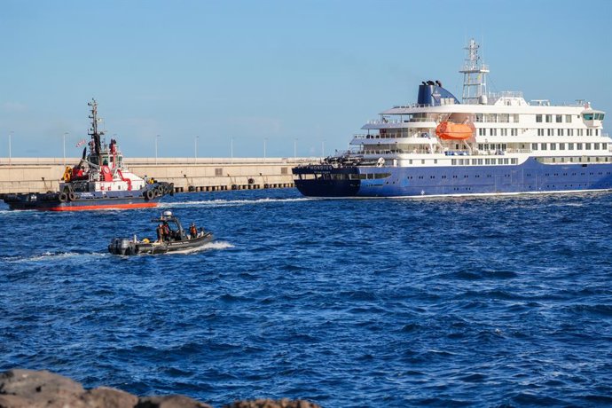 Vista do cruzeiro MV Hondius atracado no porto de Granadilla antes de partir para a Holanda, em 11 de maio de 2026, em Granadilla de Abona, Tenerife, Ilhas Canárias (Espanha). A ministra da Saúde, Mónica Garcia, deu início à "operação