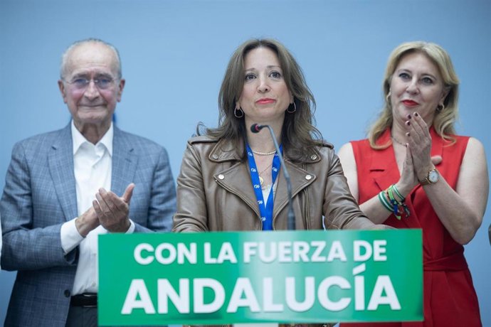 La presidenta del PP de Málaga, Patricia Navarro, junto a la candidata Carolina España y el alcalde de Málaga en una imagen de la noche electoral.