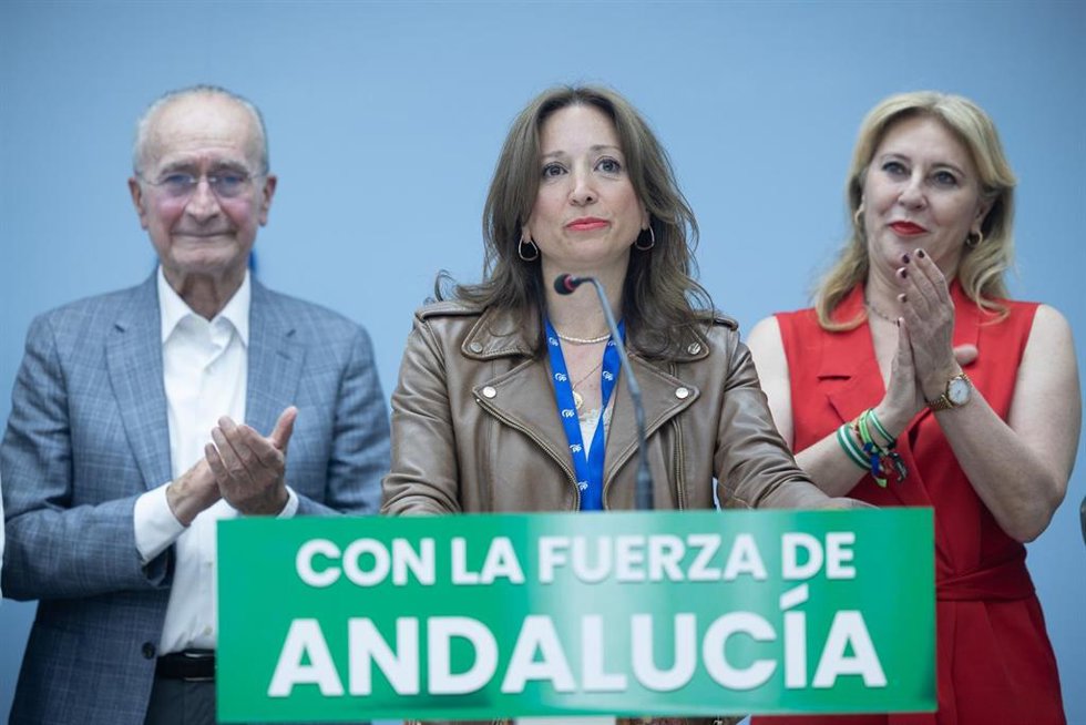 La presidenta del PP de Málaga, Patricia Navarro, junto a la candidata Carolina España y el alcalde de Málaga en una imagen de la noche electoral.