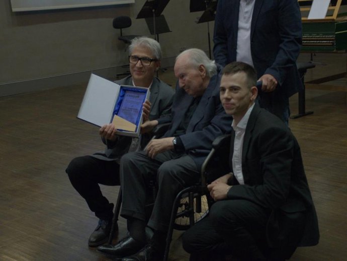 González Uriol recibió el premio de manos del actual director del CSMA, César Peris, y del maestro cembalista David Palanca.