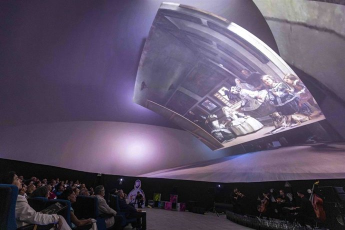 El espectáculo 'Luz y Verso' de Fundación Unicaja llega a la Explanada de El Corte Inglés del 22 al 31 de mayo con una experiencia sensorial con proyecciones de obras maestras de la pintura española, música en directo, poesía y ambientación aromática.
