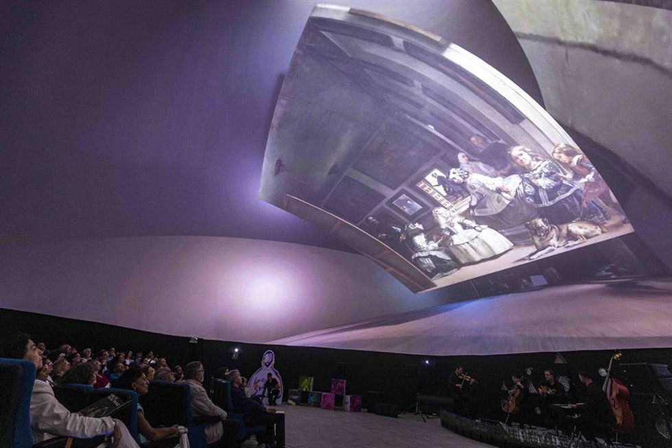 El espectáculo 'Luz y Verso' de Fundación Unicaja llega a la Explanada de El Corte Inglés del 22 al 31 de mayo con una experiencia sensorial con proyecciones de obras maestras de la pintura española, música en directo, poesía y ambientación aromática.