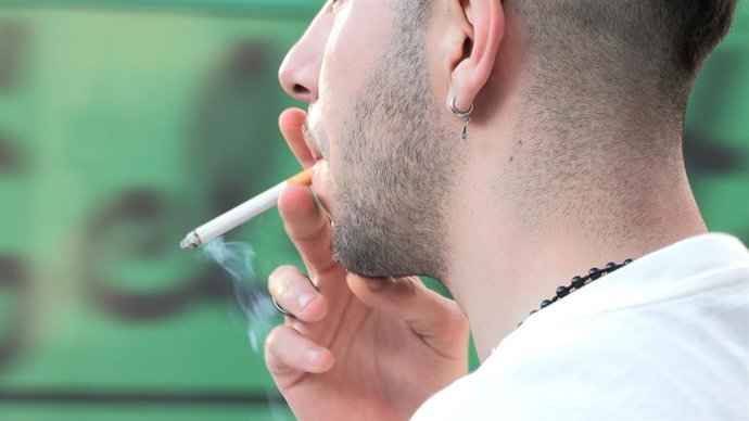 Archivo - Hombre fumando en la calle.