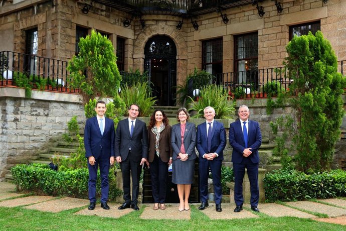 Rafael Doménech, responsable de análisis económico de BBVA Research; Peio Belausteguigoitia Country manager de BBVA en España; Elena López Nieto, Directora Regional Norte de BBVA; Marta Alonso, Directora Territorial Norte de BBVA; José García Casteleiro,