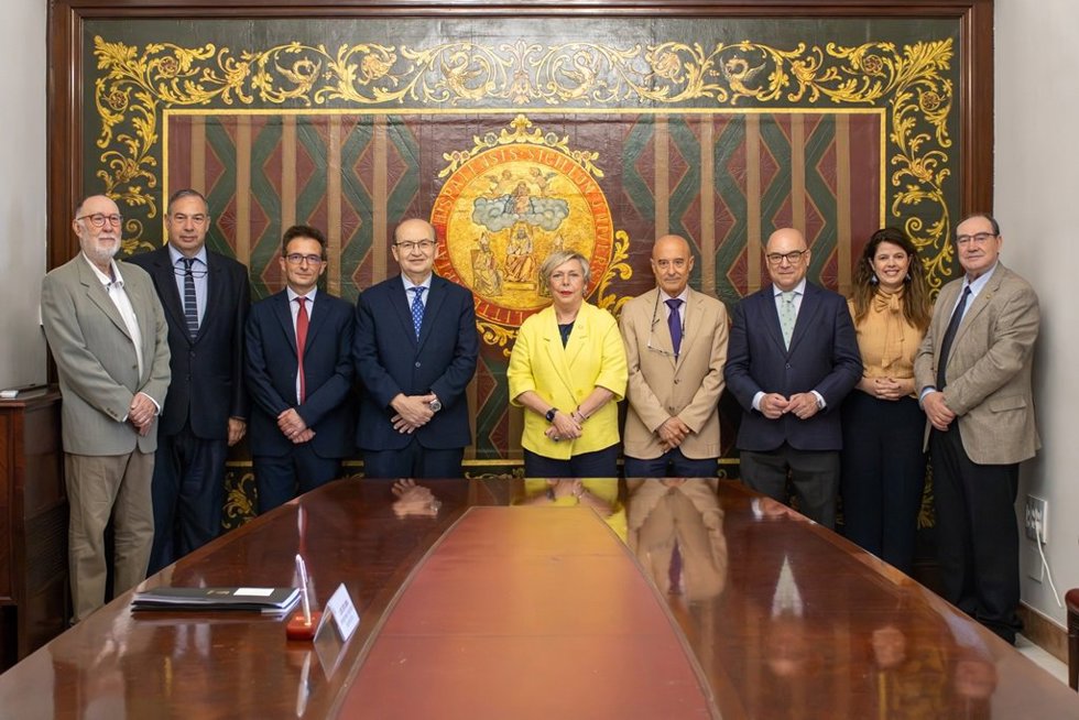 Foto de familia tras el acuerdo entre la US y el Sevilla FC para difundir el legado cultural de la Generación del 27.