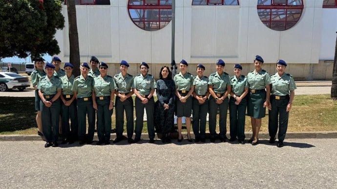 La directora de la Guardia Civil, Mercedes González, con guardias civiles en Cádiz.