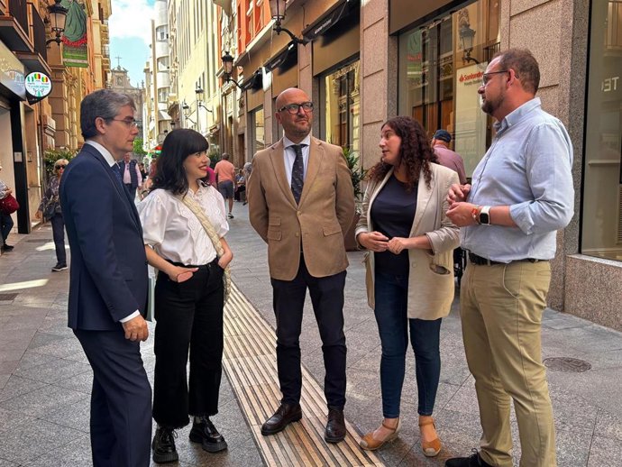 Los concejales José Guillén, Jesús Pacheco, José Francisco Muñoz y Sofía López-Briones, junto a la vicepresidenta de la Asociación de Comerciantes Nuevo Corazón, Begoña Caravaca
