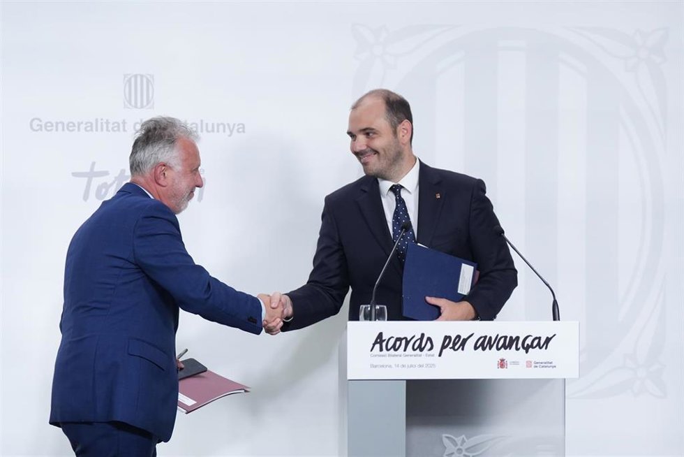 Archivo - El ministro de Política Territorial y Memoria Democrática, Ángel Víctor Torres, junto al conseller de la Presidencia, Albert Dalmau, tras la reunión de la comisión bilateral Gobierno-Generalitat, en el Palau de la Generalitat. Foto de archivo