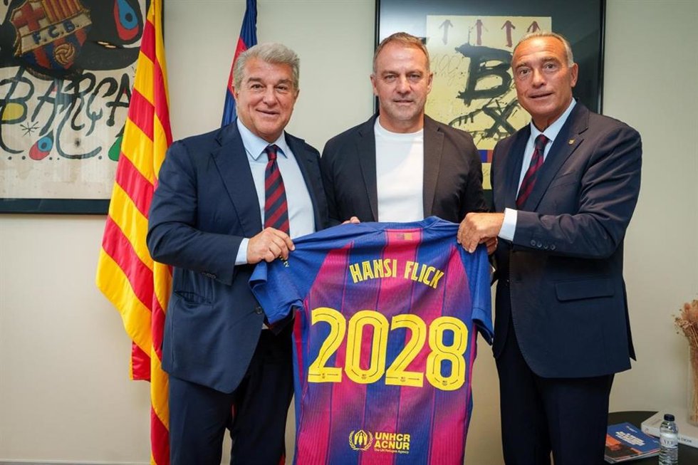 El presidente electo del FC Barcelona, Joan Laporta, el entrenador, Hansi Flick, y el presidente interino, Rafa Yuste, tras la renovación del alemán hasta 2028