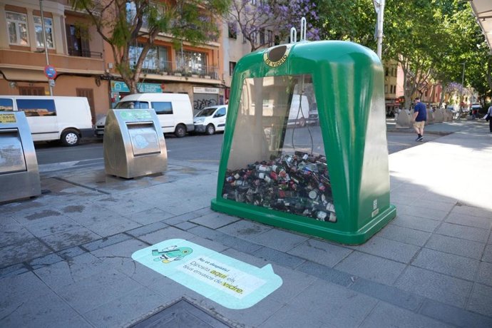 Contenedor de reciclaje de vidrio transparente instalado en la plaza del Mercado de Pere Garau.