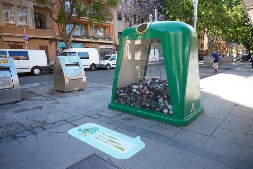 Contenedor de reciclaje de vidrio transparente instalado en la plaza del Mercado de Pere Garau.
