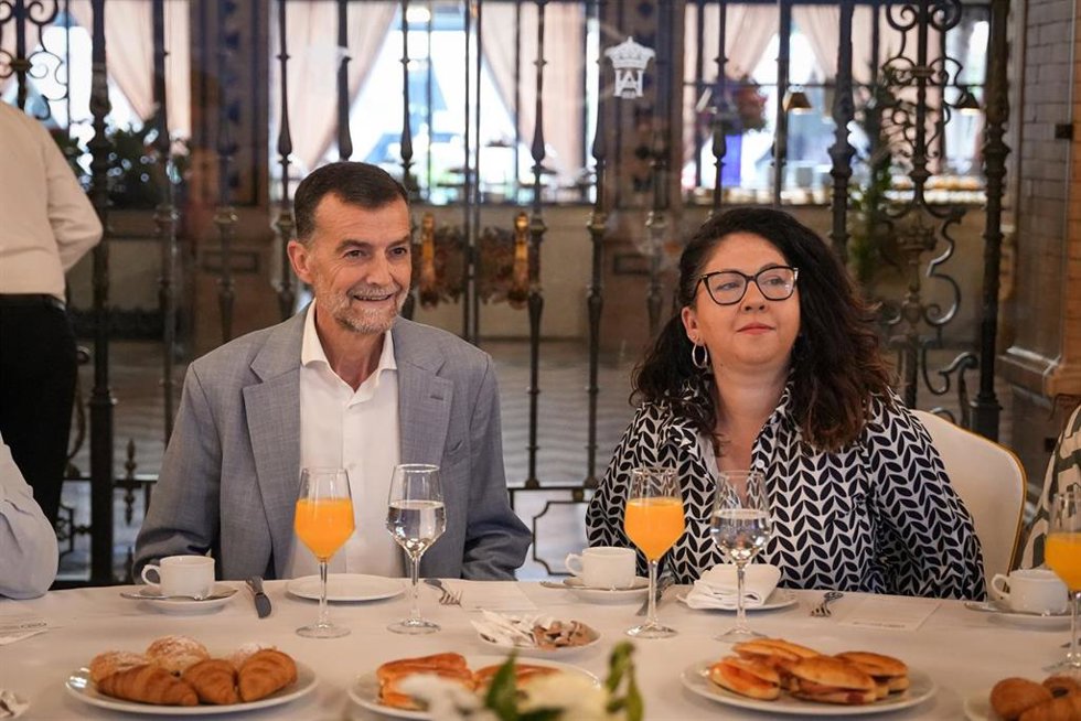 El candidato de Por Andalucía a la Presidencia de la Junta, Antonio Maíllo, junto a la coordinadora general de Podemos Andalucía, Raquel Martínez, antes de participar en un desayuno informativo de 'Fórum Europa. Tribuna Andalucía' en Sevilla.