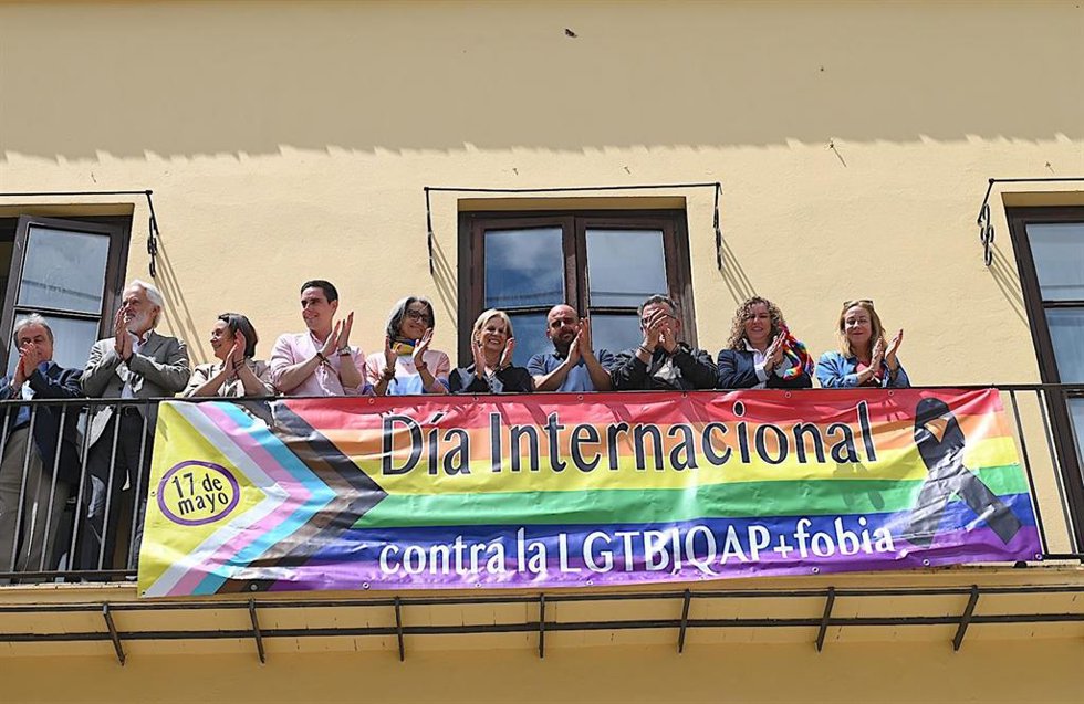 La alcaldesa de Jerez de la Frontera, María José García-Pelayo, y la presidenta de Jerelesgay, Susana Domínguez, junto a concejales y miembros de Jerelesgay en el despliegue de una pancarta contra la Lgtbifobia