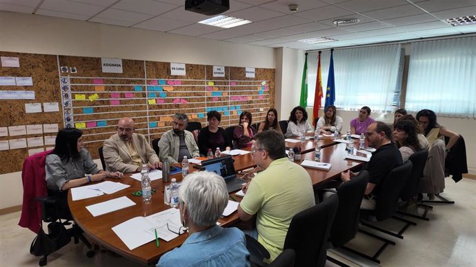 Gálvez (izda.), durante su participación en mesa redonda 'El futuro del Tercer Sector', organizada por el SAE.
