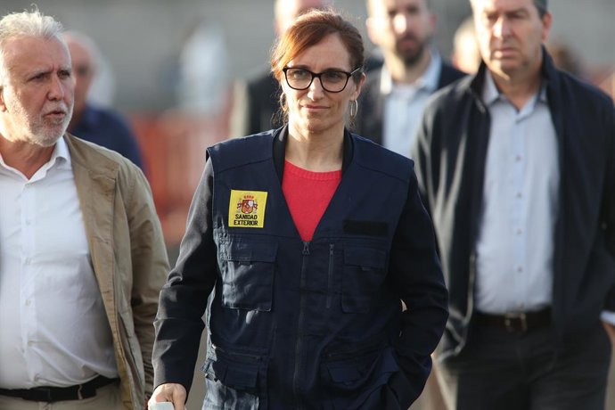 A ministra da Saúde, Mónica García, fala com a imprensa para informar sobre o desembarque do navio de cruzeiro com casos de hantavírus no porto de Granadilla, em 10 de maio de 2026, em Granadilla de Abona, Tenerife, Ilhas Canárias (Espanha). O Ministério 