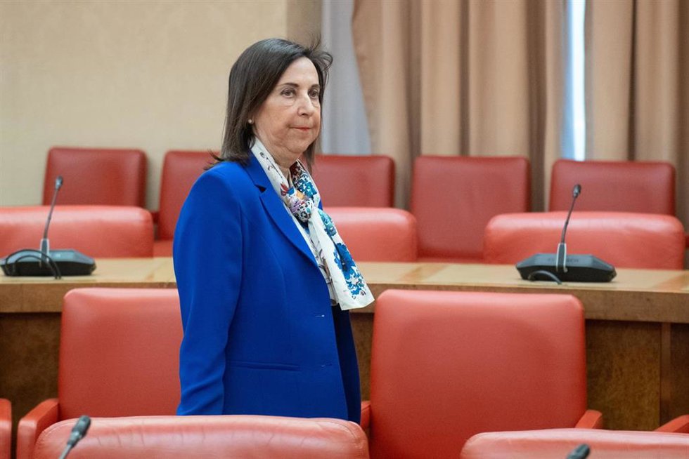 La ministra de Defensa, Margarita Robles, a su llegada para comparecer ante la Comisión de Defensa para informar sobre las decisiones adoptadas por el Gobierno, en el ámbito del Ministerio de Defensa, ante la guerra en Oriente Próximo, a 18 de mayo de 202