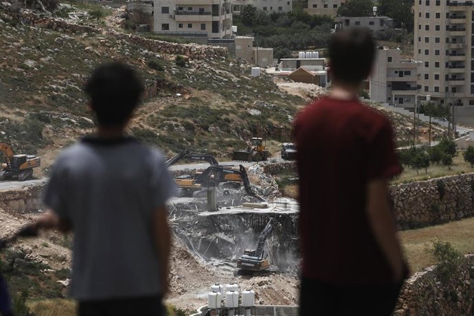 Un contingente israelí irrumpe en una localidad cisjordana y procede a la demolición de sus edificios residenciales