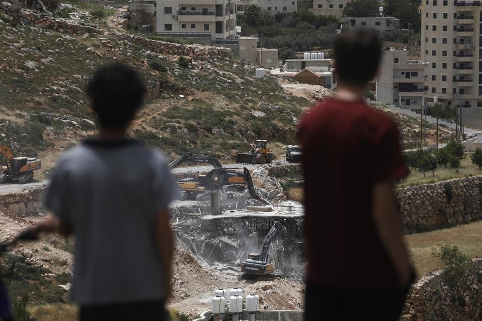 Un contingente israelí irrumpe en una localidad cisjordana y procede a la demolición de sus edificios residenciales
