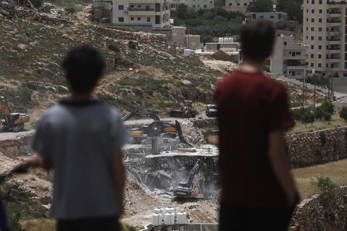 18 de maio de 2026, Hebron, Cisjordânia, Território Palestino: Escavadeiras israelenses demolem um prédio residencial palestino em construção na cidade de al-Walaja, a oeste de Belém, na Cisjordânia ocupada, em 18 de maio de 2026. Um grande contingente do