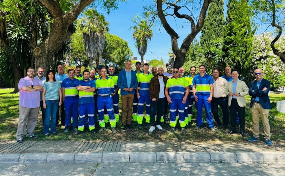 El alcalde de El Puerto, Germán Beardo, con los trabajadores de la EDAR Las Galeras.