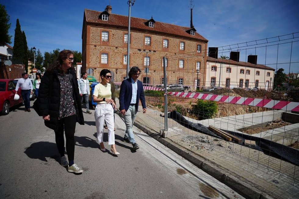 La presidenta de la Diputación de Badajoz visita las obras que amplían la Escuela de Música de Villafranca de los Barros.