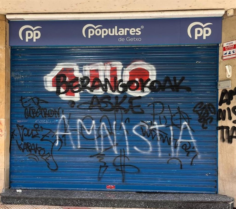 Pintadas en la sede del PP en Getxo (Bizkaia)