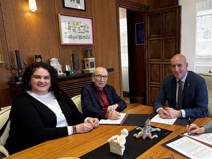 El alcalde de León, José Antonio Diez (derecha), y el presidente de Asleca, Félix Llorente (centro), han firmado el nuevo convenio de colaboración acompañados por la concejala de Bienestar Social y Juventud, Vera López.