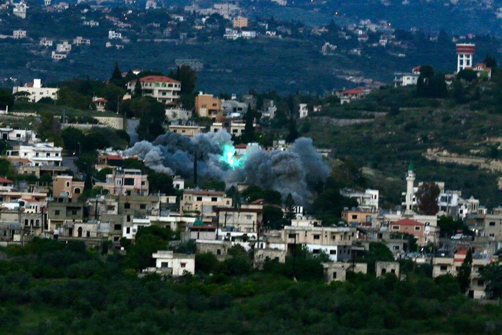 Columnas de humo en Bnaful, en el sur de Líbano, tras ataques de Israel