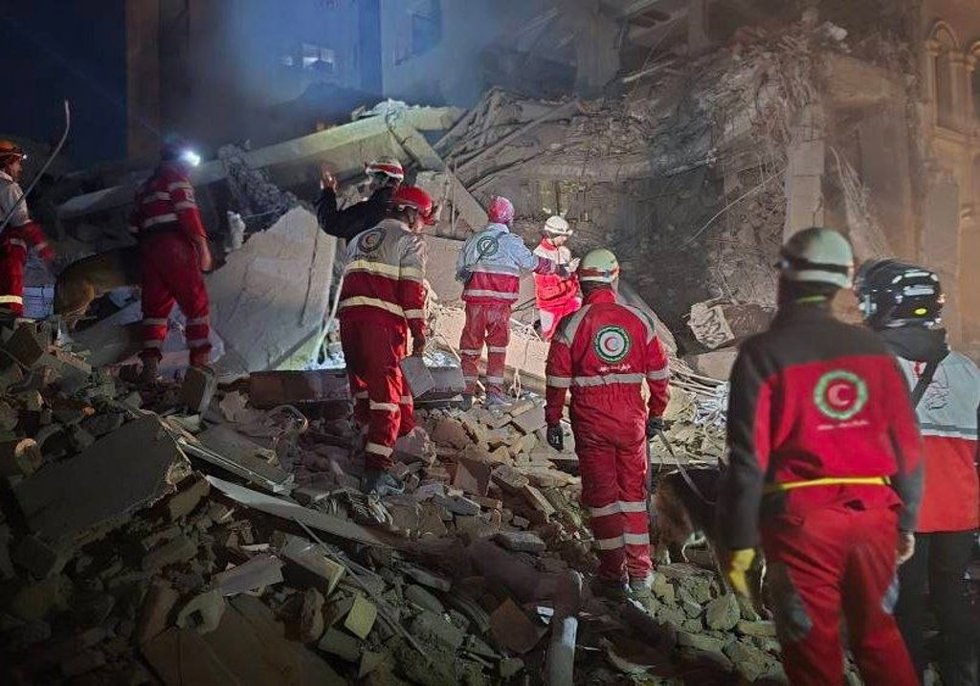 Archivo - Los equipos de rescate de la Media Luna Roja Iraní (IRCS) participan en el rescate de un edificio destruido por un ataque aéreo en el contexto de la guerra.