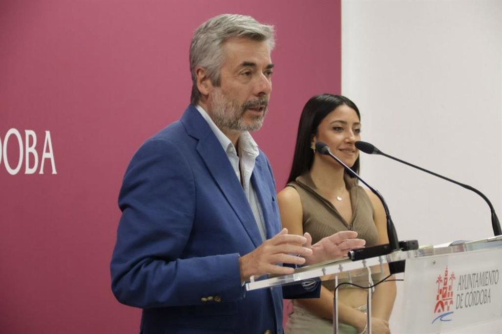El portavoz del PP en el Ayuntamiento de Córdoba, Miguel Ángel Torrico, y la edil de Recursos Humanos, Cintia Bustos.