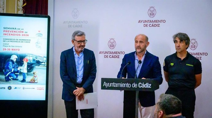 El intendente jefe de la zona de Bahía de Cádiz del CBPC, Ignacio Pérez, el teniente de alcalde de Seguridad Ciudadana en Cádiz, Juancho Ortiz, y el director de Mapfre en Cádiz, Juan Francisco Pavón.