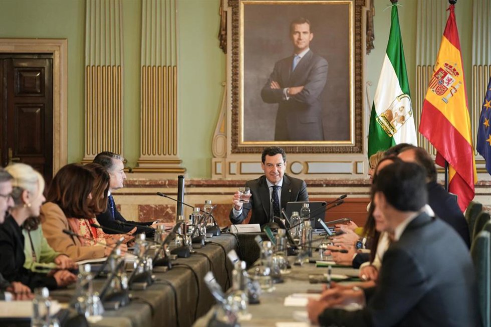 Archivo - El presidente de la Junta de Andalucía, Juanma Moreno (c), preside en Huelva la reunión ordinaria del Consejo de Gobierno. A 18 de marzo de 2026 en Huelva (Foto de archivo).