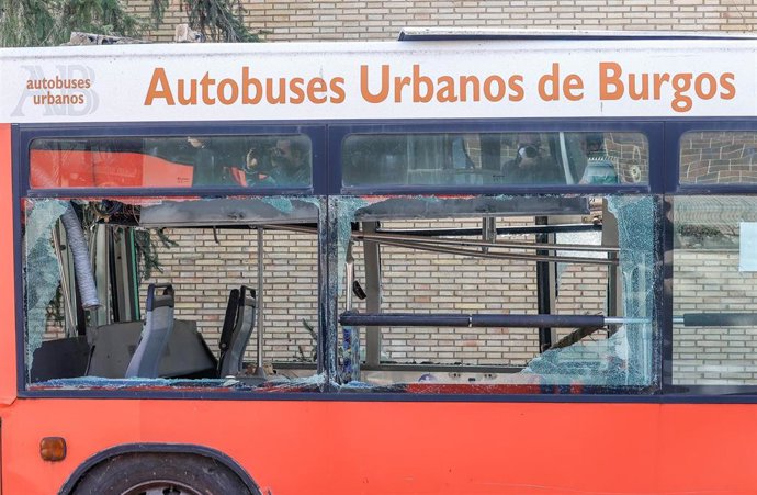 Varios autobuses quemados en las cocheras municipales tras la extinción de un incendio, a 21 de abril de 2026, en Burgos, Castilla y León (España). 