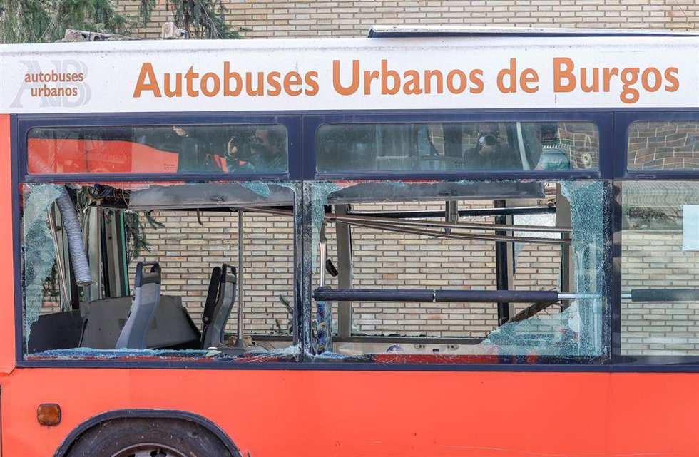 Varios autobuses quemados en las cocheras municipales tras la extinción de un incendio, a 21 de abril de 2026, en Burgos, Castilla y León (España). 