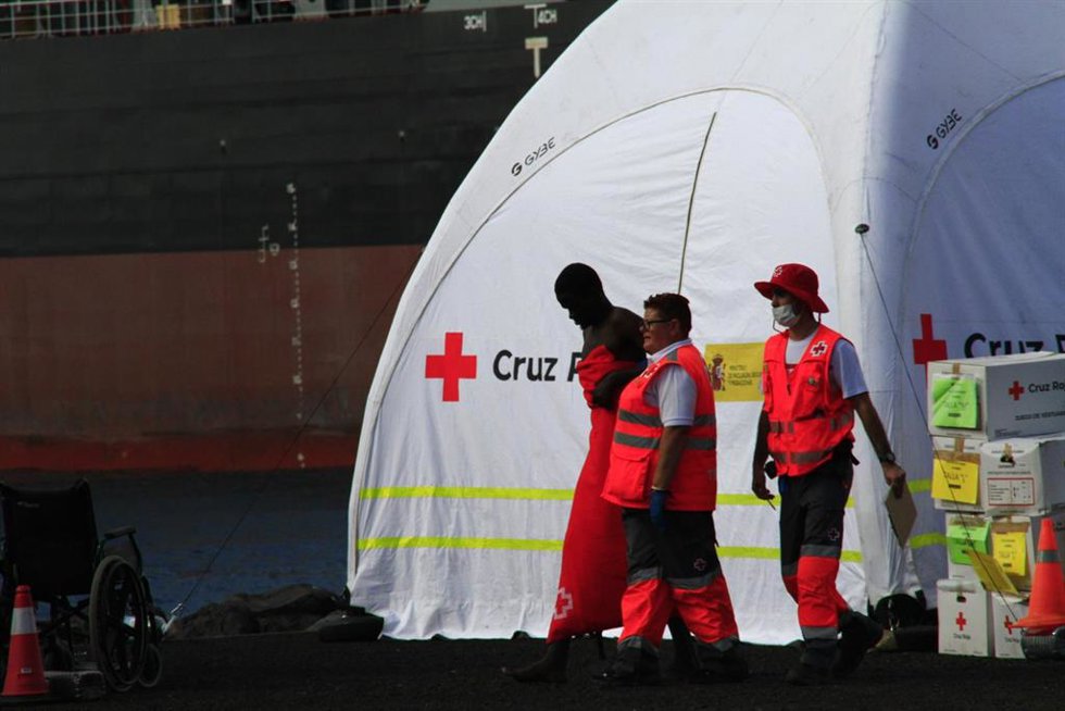 Archivo - Miembros de Cruz Roja atienden a migrantes llegados en patera a Tenerife.