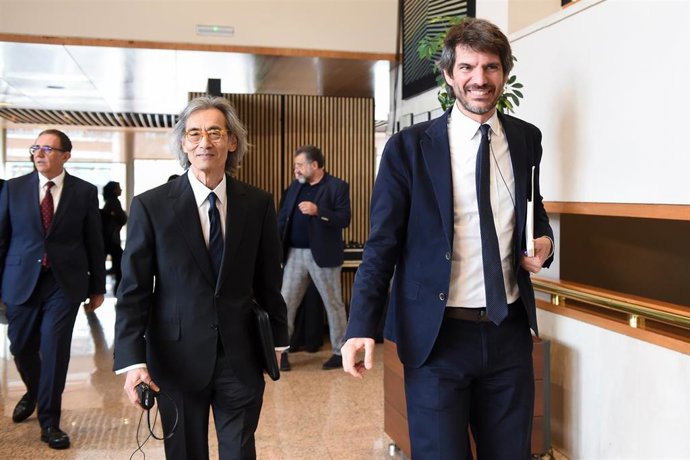 Archivo - (I-D) El ministro de Cultura, Ernest Urtasun, a su llegada a una conversación junto al director de orquesta, Kent Nagano, quien asumirá, durante cinco temporadas a partir de septiembre de 2026, la dirección titular y artística de la Orquesta y C